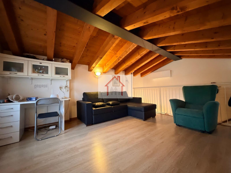 Proponiamo in vendita un'accogliente casa a schiera di testa situata nella tranquilla zona di Cus...