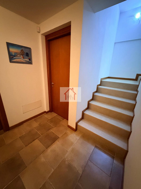 Proponiamo in vendita un'accogliente casa a schiera di testa situata nella tranquilla zona di Cus...