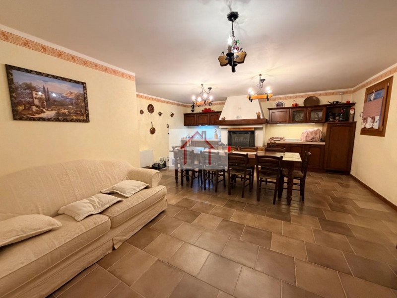 Proponiamo in vendita un'accogliente casa a schiera di testa situata nella tranquilla zona di Cus...