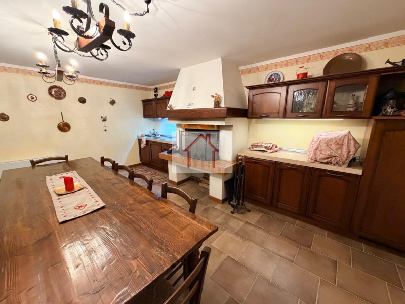 Proponiamo in vendita un'accogliente casa a schiera di testa situata nella tranquilla zona di Cus...