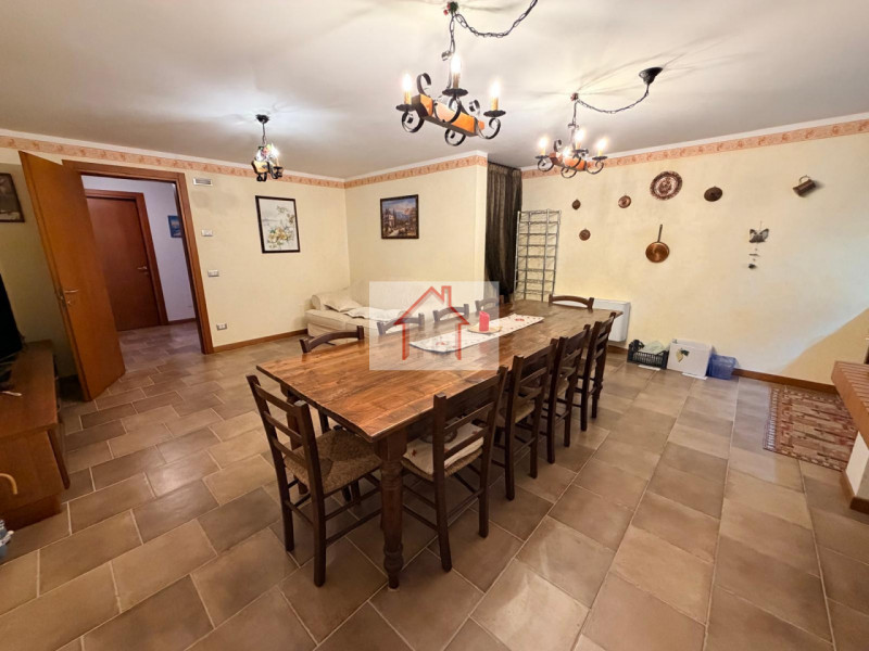 Proponiamo in vendita un'accogliente casa a schiera di testa situata nella tranquilla zona di Cus...