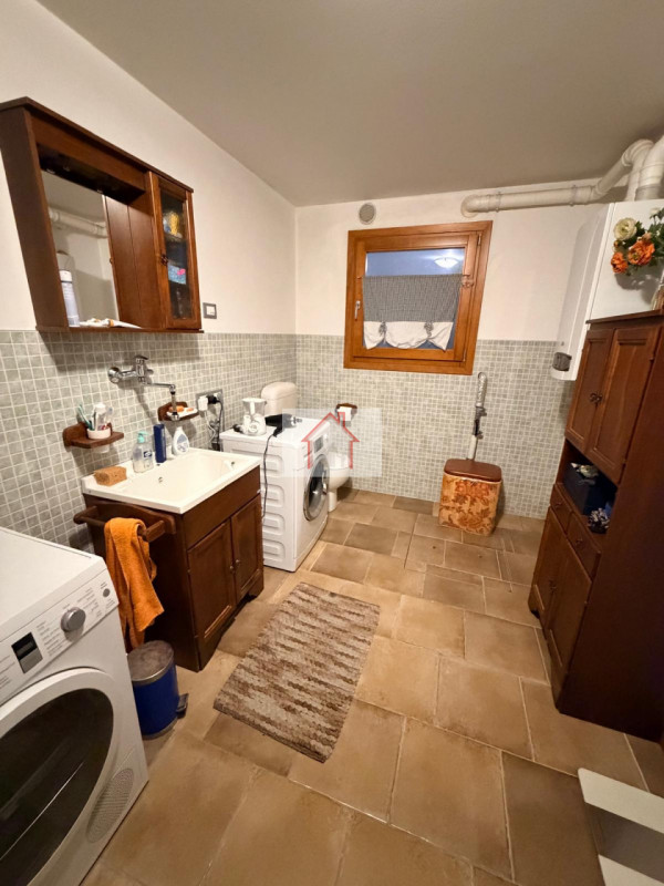 Proponiamo in vendita un'accogliente casa a schiera di testa situata nella tranquilla zona di Cus...