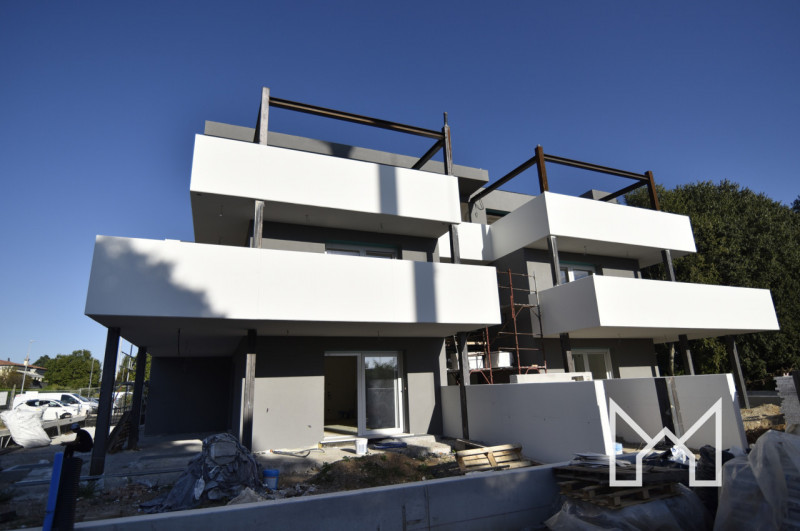 ROSSANO VENETO- Inserito in una zona residenziale di nuova realizzazione all'interno di una strad...