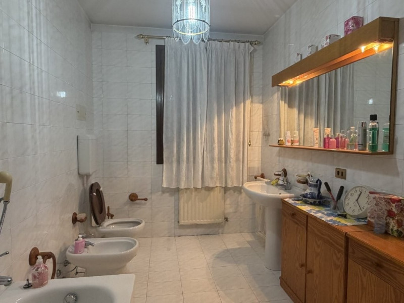 Proponiamo interessante ed ampia porzione di bifamiliare, posta in uno dei piu' serviti e bei qua...