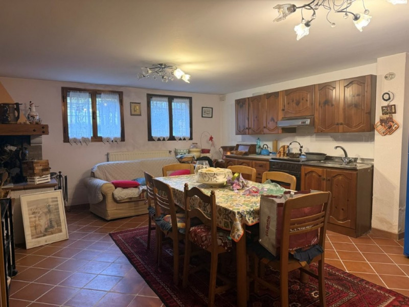 Proponiamo interessante ed ampia porzione di bifamiliare, posta in uno dei piu' serviti e bei qua...