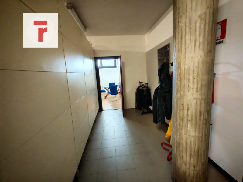 Se stai cercando uno spazio versatile e strategico per la tua attività, non perdere questa opport...