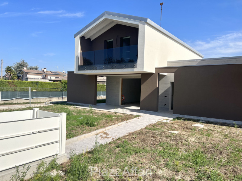 Casa singola caratterizzata dal nuovo design abitativo, di nuova generazione e realizzazione. Lib...