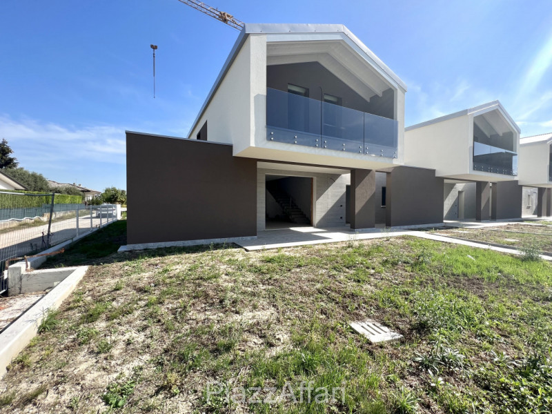 Casa singola caratterizzata dal nuovo design abitativo, di nuova generazione e realizzazione. Lib...