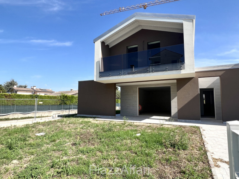 Casa singola caratterizzata dal nuovo design abitativo, di nuova generazione e realizzazione. Lib...