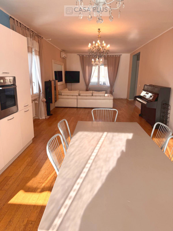 Proponiamo elegante BIFAMILIARE SOVRAPPOSTA posta al PIANO TERRA RIALZATO totalmente RISTRUTTURAT...