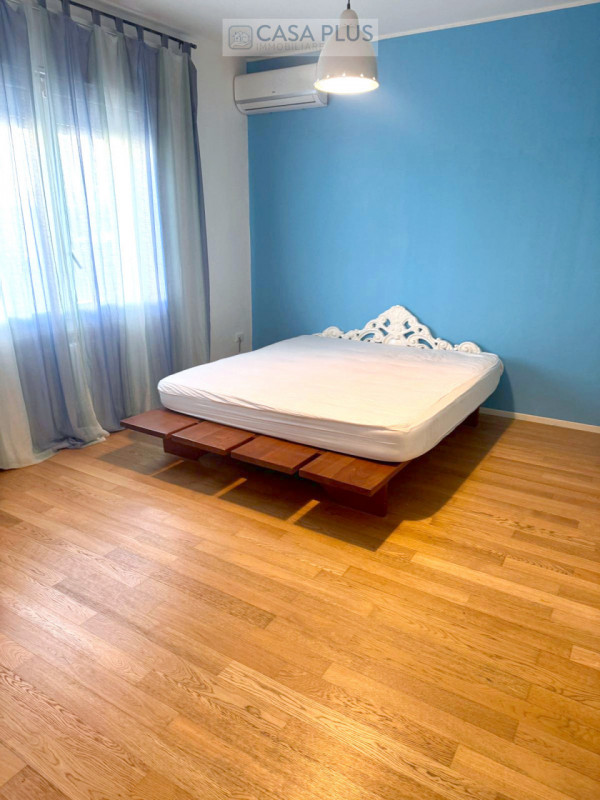 Proponiamo elegante BIFAMILIARE SOVRAPPOSTA posta al PIANO TERRA RIALZATO totalmente RISTRUTTURAT...