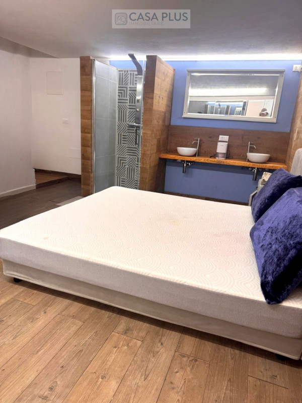 Proponiamo elegante BIFAMILIARE SOVRAPPOSTA posta al PIANO TERRA RIALZATO totalmente RISTRUTTURAT...