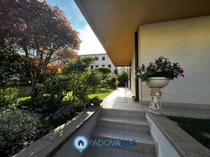 VENDITA DI UNA PORZIONE DI CASA A PADOVA, PONTE DI BRENTA

Immobile in esclusiva al Gruppo Padova...