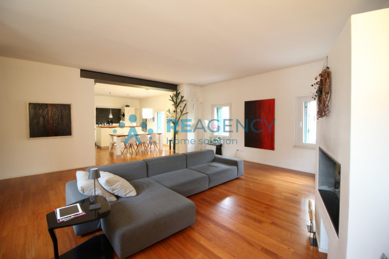 Thiene 

Sei alla ricerca di un appartamento esclusivo dagli ampi spazi? 

Prezzo € 329.000

CHIA...