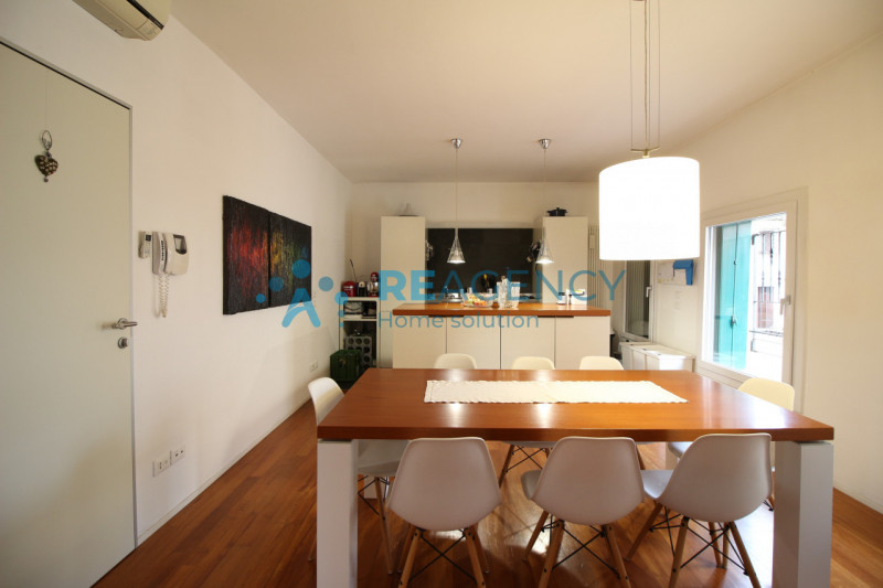 Thiene 

Sei alla ricerca di un appartamento esclusivo dagli ampi spazi? 

Prezzo € 329.000

CHIA...