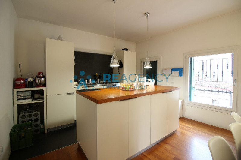 Thiene 

Sei alla ricerca di un appartamento esclusivo dagli ampi spazi? 

Prezzo € 329.000

CHIA...