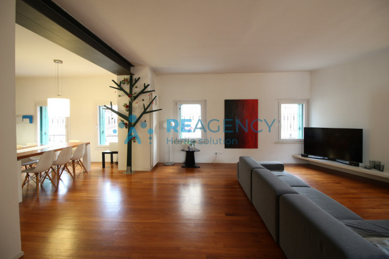 Thiene 

Sei alla ricerca di un affascinante appartamento del centro? 

Prezzo € 329.000

CHIAMAC...