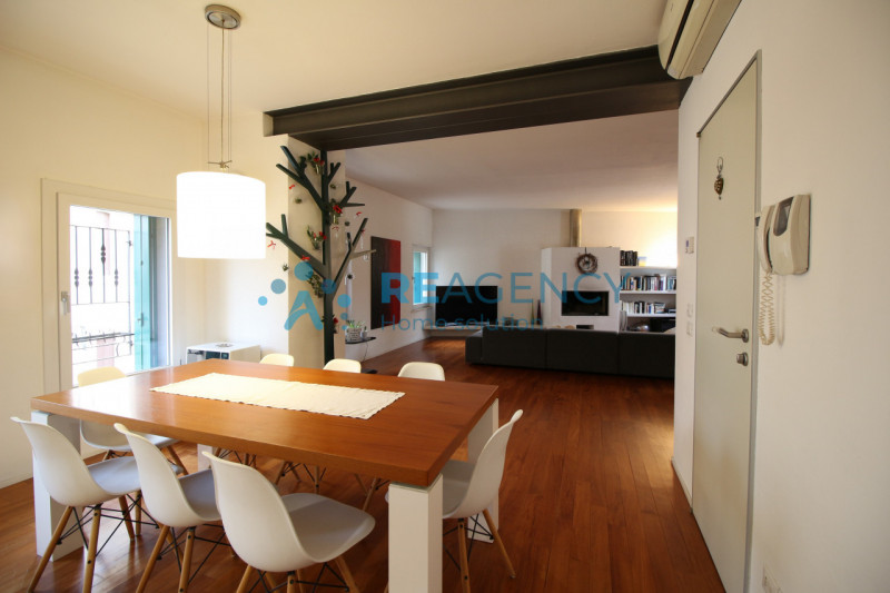 Thiene 

Sei alla ricerca di un affascinante appartamento del centro? 

Prezzo € 329.000

CHIAMAC...