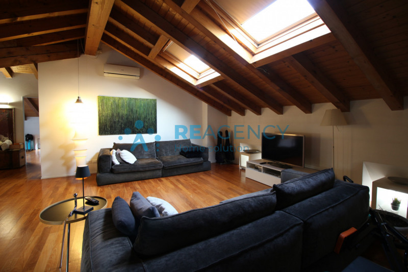 Thiene 

Sei alla ricerca di un appartamento esclusivo dagli ampi spazi? 

Prezzo € 329.000

CHIA...