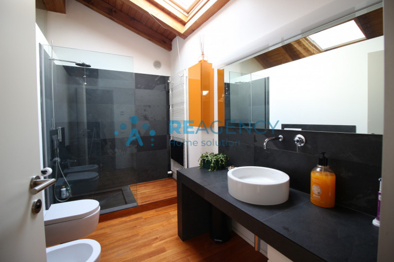 Thiene 

Sei alla ricerca di un appartamento esclusivo dagli ampi spazi? 

Prezzo € 329.000

CHIA...