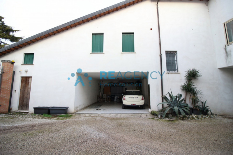 Thiene 

Sei alla ricerca di un appartamento esclusivo dagli ampi spazi? 

Prezzo € 329.000

CHIA...