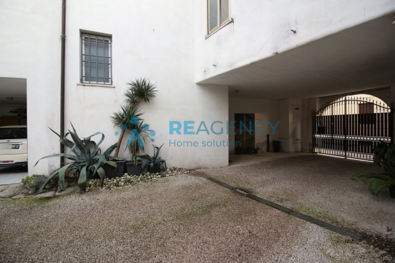 Thiene 

Sei alla ricerca di un appartamento esclusivo dagli ampi spazi? 

Prezzo € 329.000

CHIA...