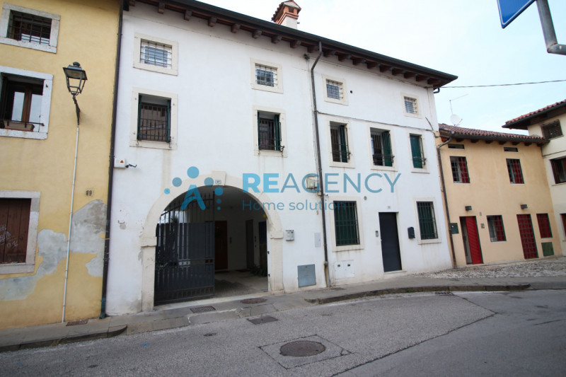 Thiene 

Sei alla ricerca di un appartamento esclusivo dagli ampi spazi? 

Prezzo € 329.000

CHIA...