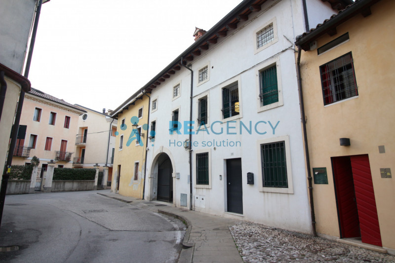 Thiene 

Sei alla ricerca di un appartamento esclusivo dagli ampi spazi? 

Prezzo € 329.000

CHIA...