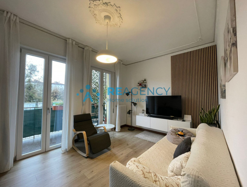 L'appartamento si sviluppa al piano primo di un condominio servito da ascensore ed è inserito in ...