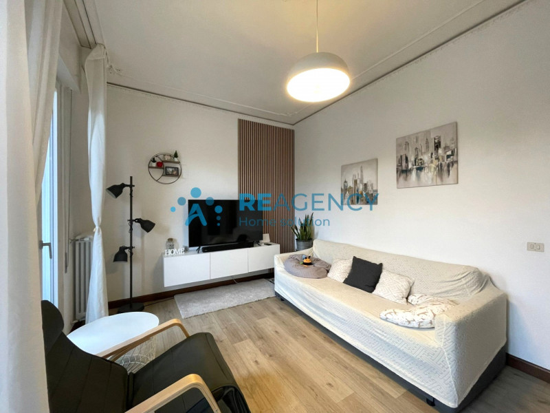 L'appartamento si sviluppa al piano primo di un condominio servito da ascensore ed è inserito in ...