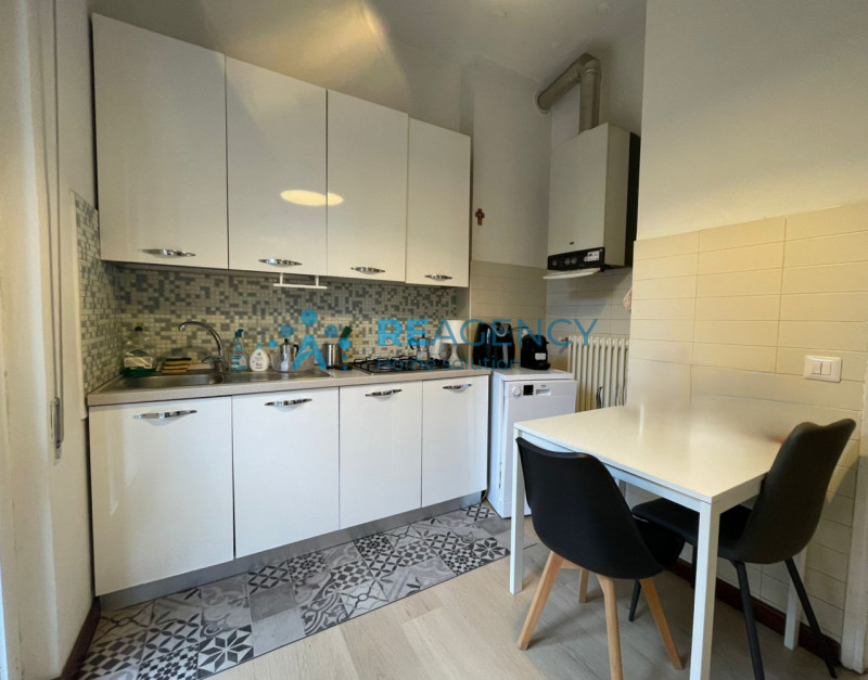 L'appartamento si sviluppa al piano primo di un condominio servito da ascensore ed è inserito in ...