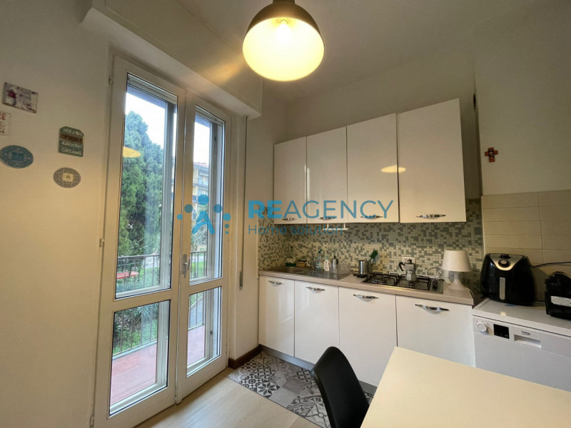 L'appartamento si sviluppa al piano primo di un condominio servito da ascensore ed è inserito in ...