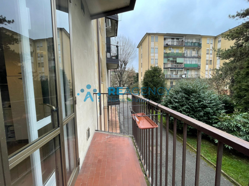 L'appartamento si sviluppa al piano primo di un condominio servito da ascensore ed è inserito in ...