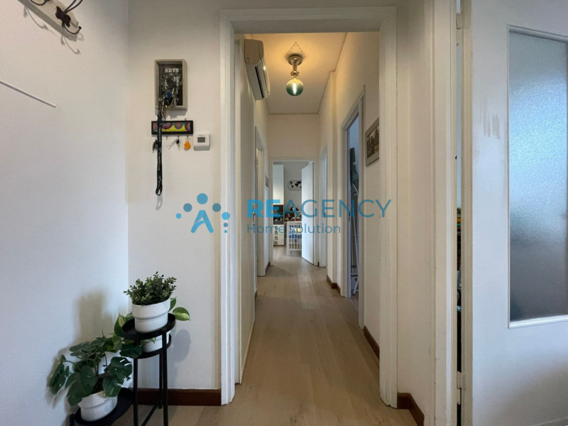 L'appartamento si sviluppa al piano primo di un condominio servito da ascensore ed è inserito in ...