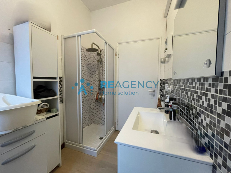 L'appartamento si sviluppa al piano primo di un condominio servito da ascensore ed è inserito in ...