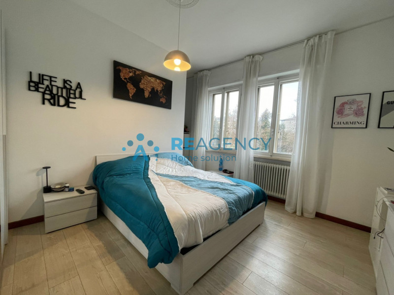 L'appartamento si sviluppa al piano primo di un condominio servito da ascensore ed è inserito in ...