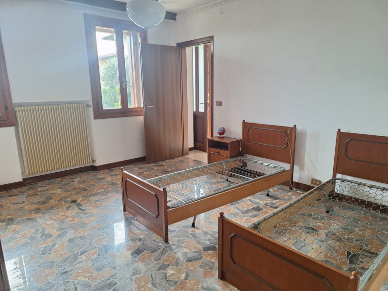 Situato nel comune di Torri di Quartesolo, questo spazioso appartamento trilocale è la soluzione ...