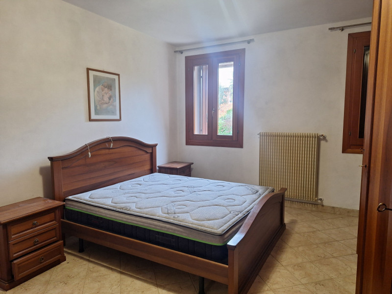 Situato nel comune di Torri di Quartesolo, questo spazioso appartamento trilocale è la soluzione ...