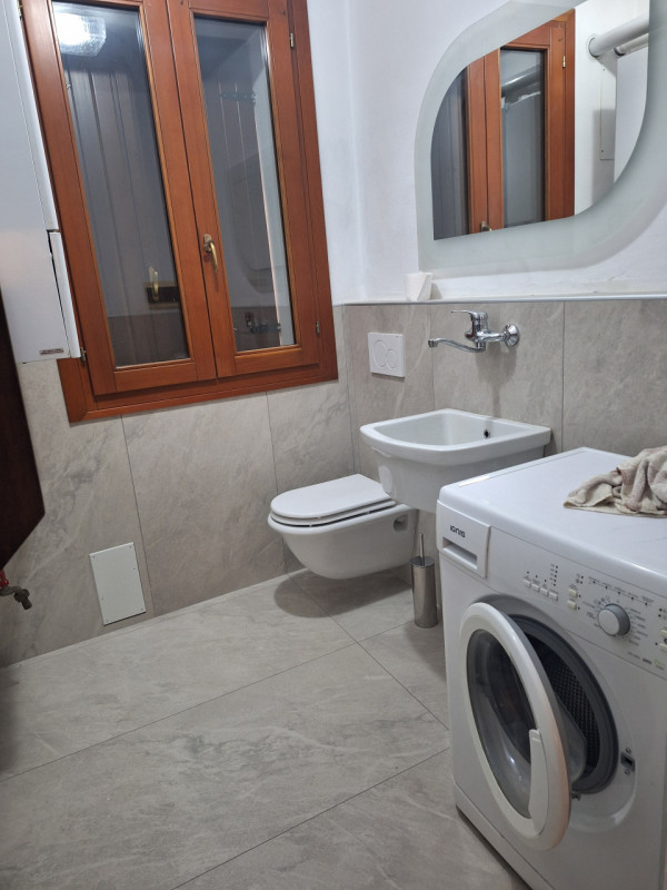 Situato nel comune di Torri di Quartesolo, questo spazioso appartamento trilocale è la soluzione ...