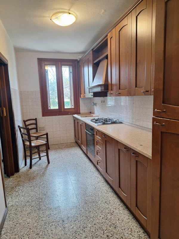 Situato nel comune di Torri di Quartesolo, questo spazioso appartamento trilocale è la soluzione ...