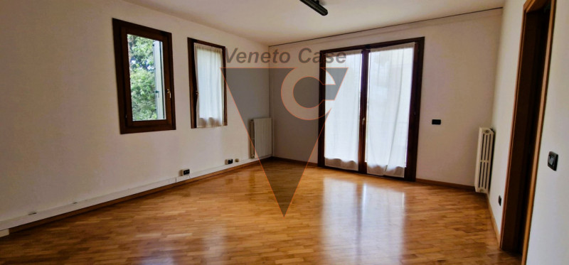 Nel cuore del paese, proponiamo un moderno appartamento sviluppato in unico livello servito da as...