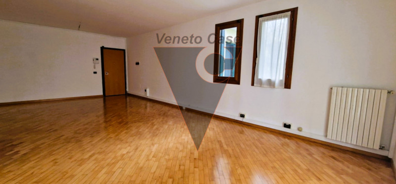 Nel cuore del paese, proponiamo un moderno appartamento sviluppato in unico livello servito da as...