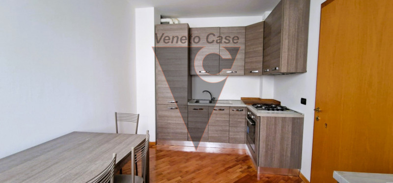 Nel cuore del paese, proponiamo un moderno appartamento sviluppato in unico livello servito da as...