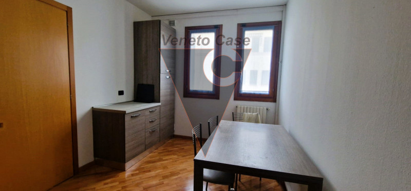 Nel cuore del paese, proponiamo un moderno appartamento sviluppato in unico livello servito da as...