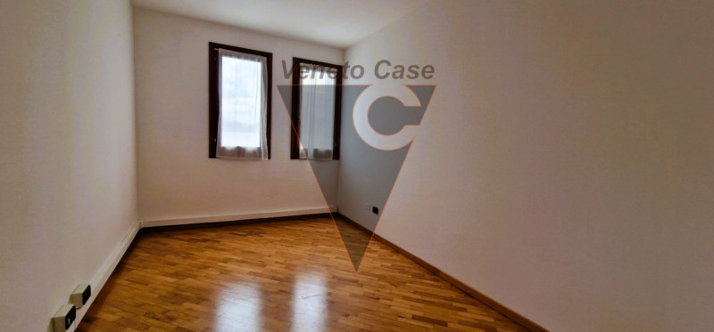 Nel cuore del paese, proponiamo un moderno appartamento sviluppato in unico livello servito da as...