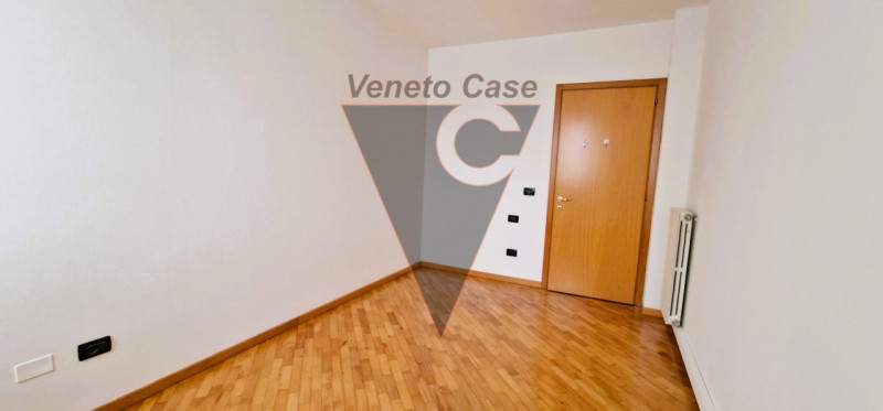 Nel cuore del paese, proponiamo un moderno appartamento sviluppato in unico livello servito da as...