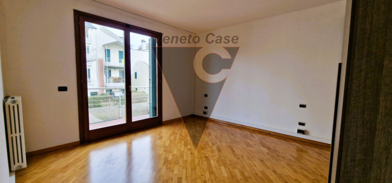 Nel cuore del paese, proponiamo un moderno appartamento sviluppato in unico livello servito da as...