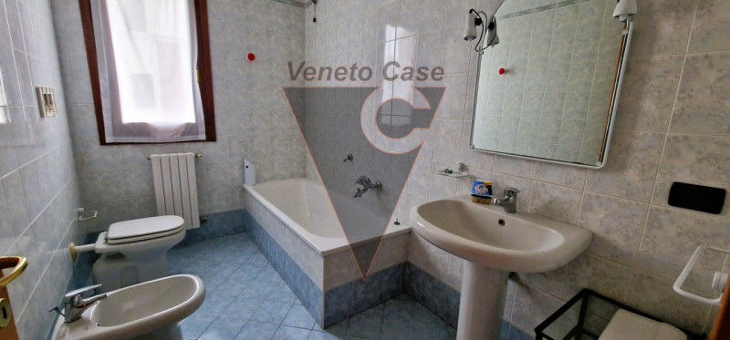 Nel cuore del paese, proponiamo un moderno appartamento sviluppato in unico livello servito da as...