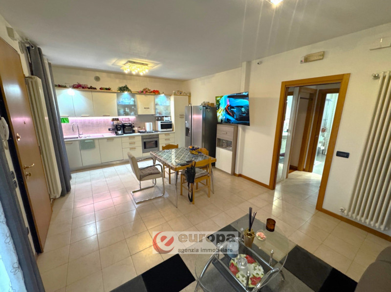 VALPROTO: zona interna con parcheggi in piccolo contesto di 6 unità al primo ed ultimo piano bica...