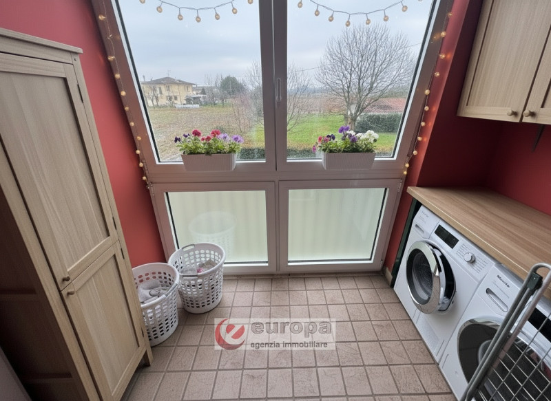 VALPROTO: zona interna con parcheggi in piccolo contesto di 6 unità al primo ed ultimo piano bica...